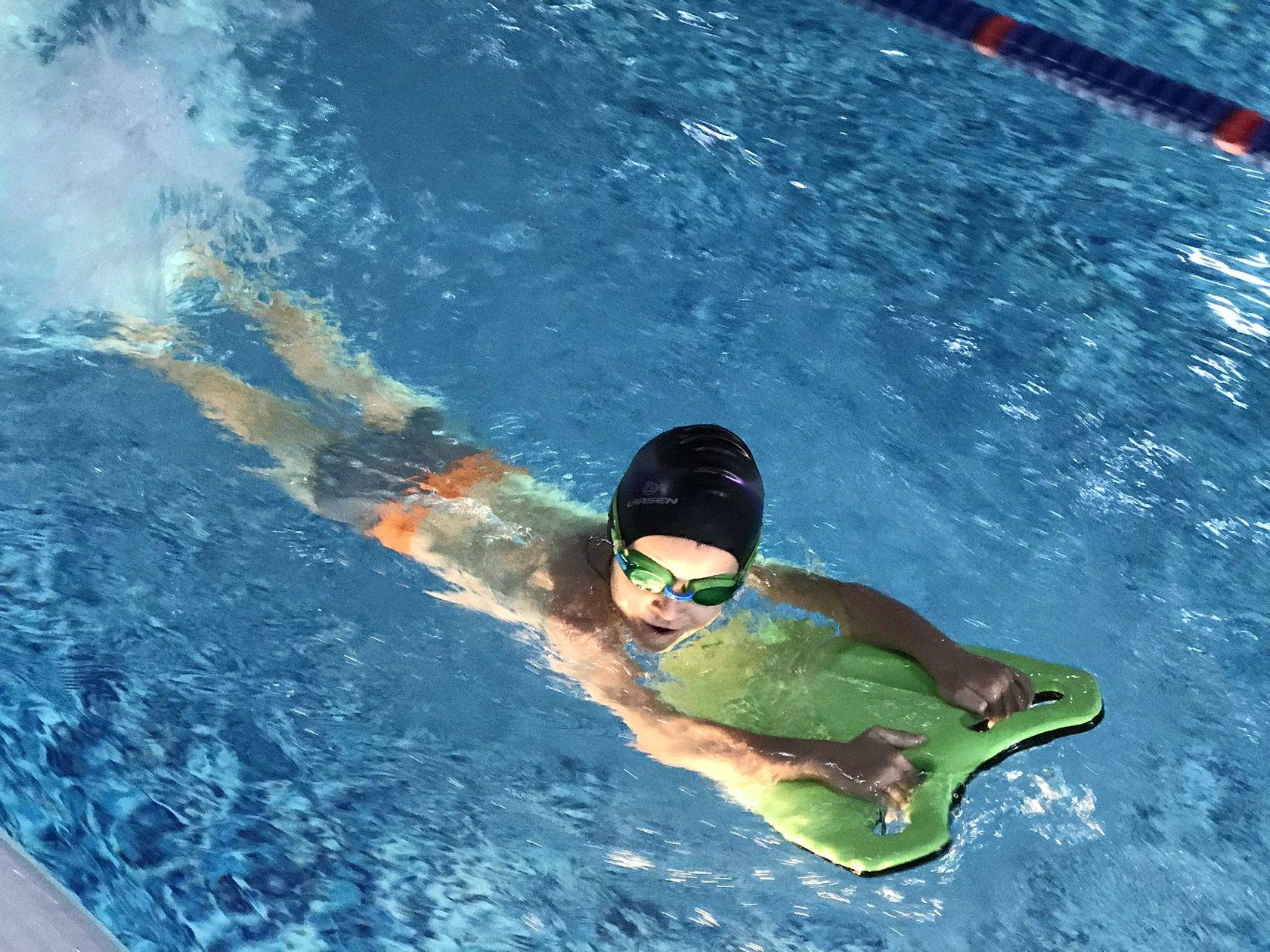Как научить детей плавать в 3-5 лет: упражнения и советы