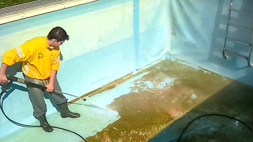 Чистка воды в бассейне от налета — видео чистки дна и стенок бассейна