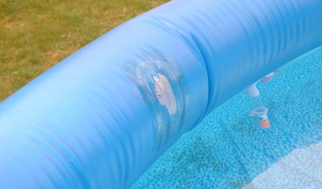 Чем заклеить каркасный бассейн своими руками в домашних условиях: как можно отремонтировать, не сливая воду, устранить течь по шву?