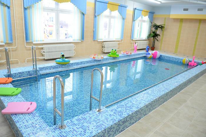 Занятие плаванием для ребенка от 3 лет в бассейне, значение занятий