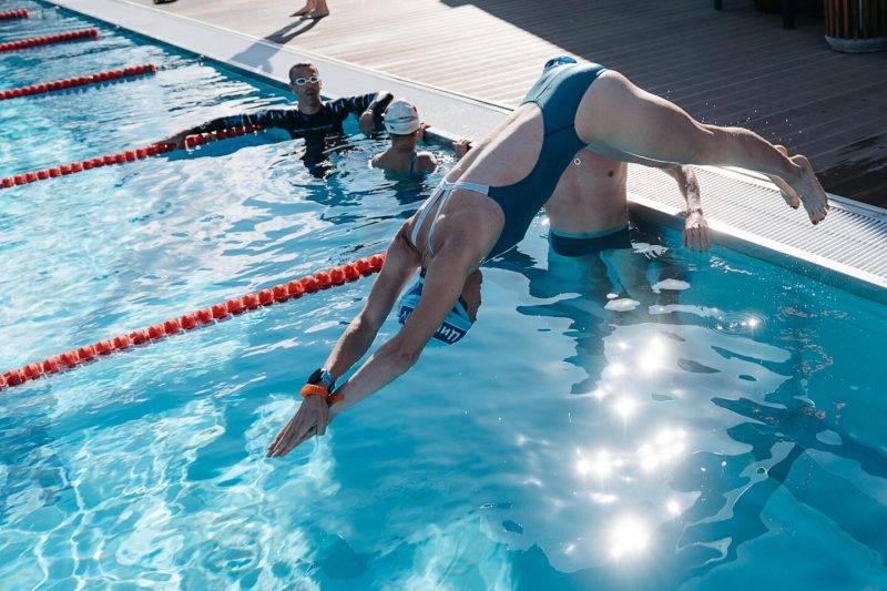 Как научиться плавать взрослому человеку самостоятельно: упражнения и техники - morevdome.com