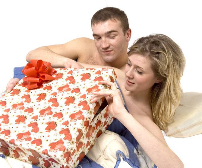 Как ухаживать за девушкой и дарить подарки. должен ли мужчина дарить подарки своей спутнице жизни?