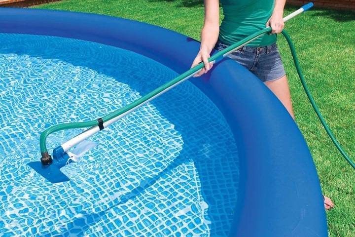 Как пользоваться пылесосом для бассейна: как использовать ручной водный прибор, пылесосить роботом, чистить дно и стенки?