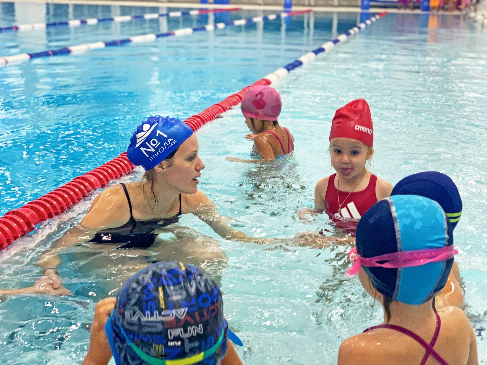 Как научить ребенка плавать в 1 и в 2 года и стоит ли проводить обучение малышей раннему плаванию в бассейне?