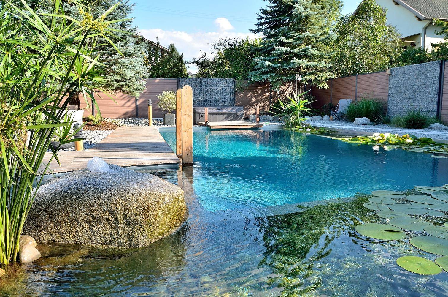 Ландшафтный дизайн с бассейном: виды - каркасный, пластиковый, крытый, сборный, вкапываемый, композитный, стационарный