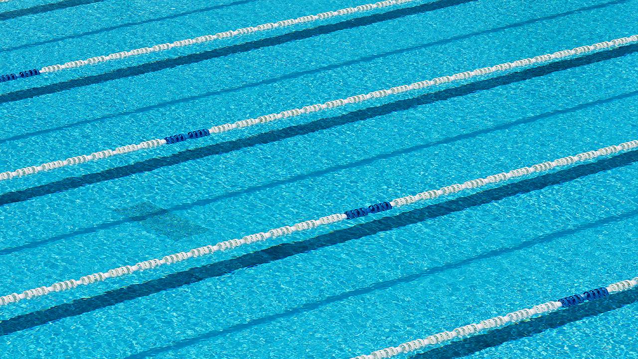Рейтинг лучших напольных покрытий для бассейнов на 2022 год