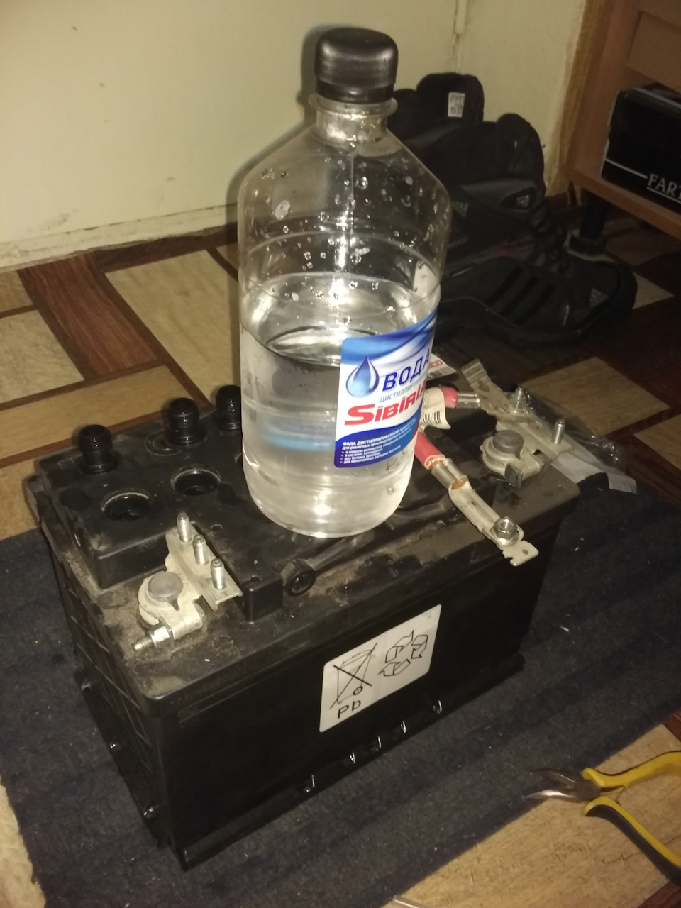 Как правильно доливать воду в аккумулятор и можно ли заливать