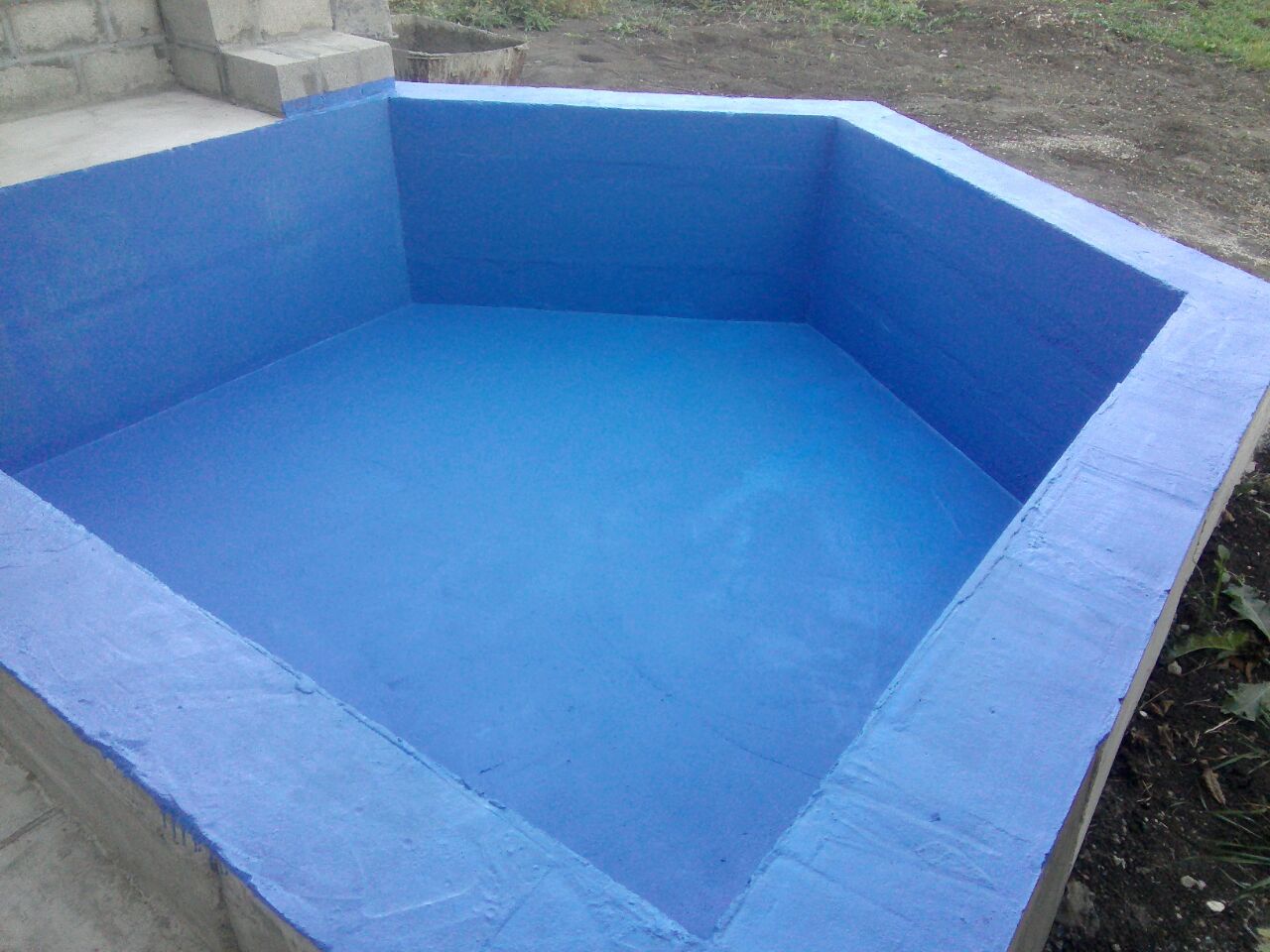 Чем покрасить бетонный бассейн на улице