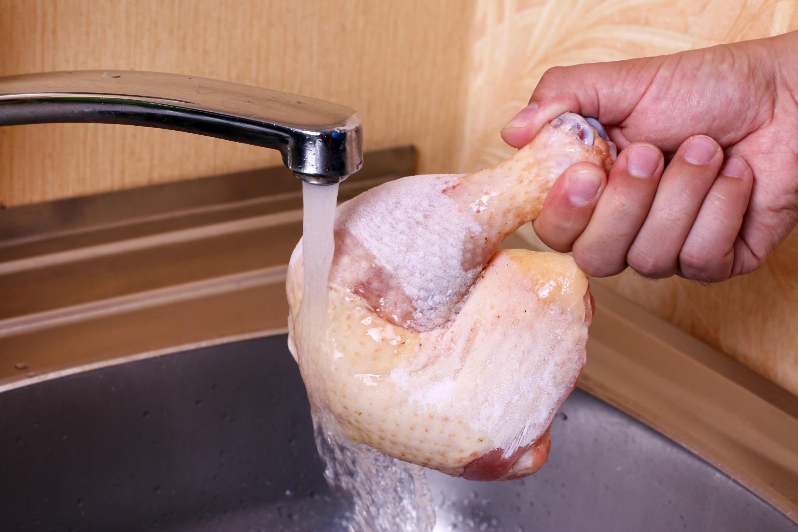 Как быстро разморозить мясо без микроволновки