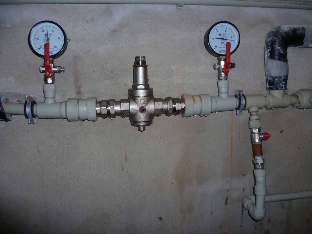 Регулируемый редуктор давления воды в системе водоснабжения и квартире