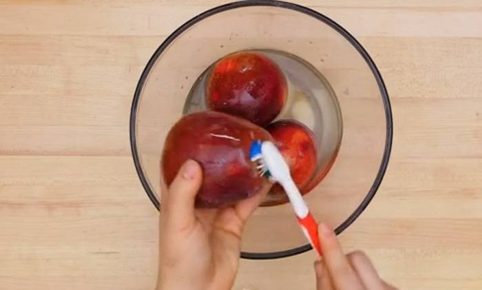 Вот как избавиться от воска на яблоках всего за несколько секунд!