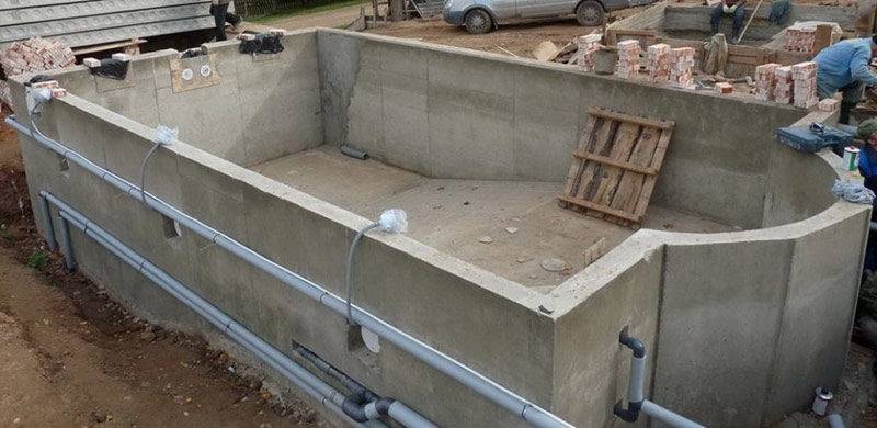Какой марки бетон необходимо приобретать для строительства бассейна?