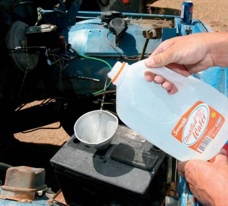 Как доливать дистиллированную воду в аккумулятор и сколько ее нужно? | auto-gl.ru
