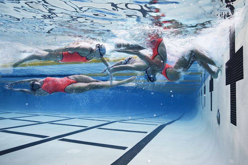 Техника поворотов в плавании: кувырок, маятник и простые способы