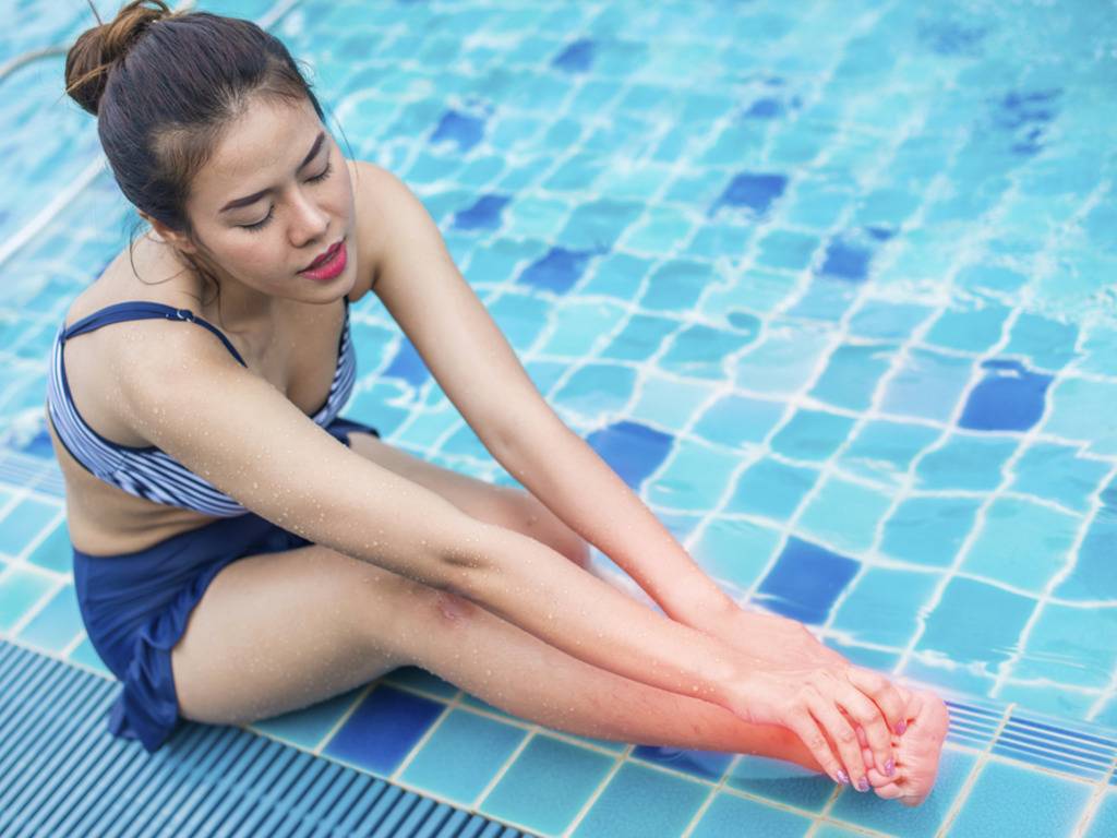 Судороги при плавании: почему сводит ноги, и как с этим бороться