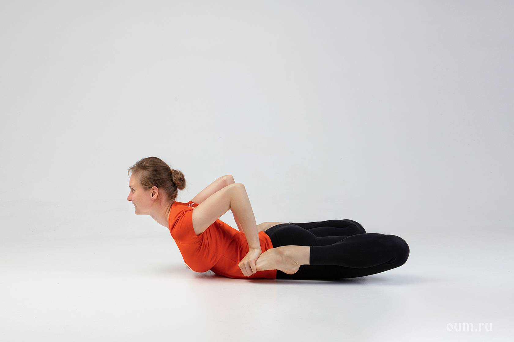 Поза змеи в йоге сарпасана: техника выполнения упражнения для позвоночника с фото