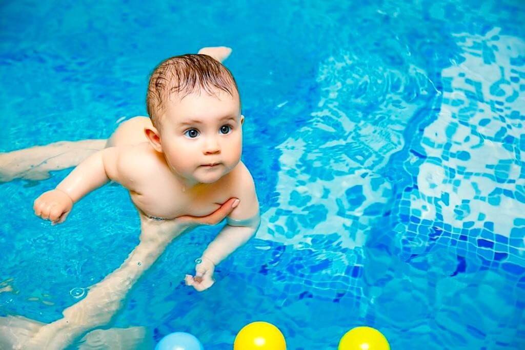 Со скольки лет можно отдать ребенка на плавание в бассейн