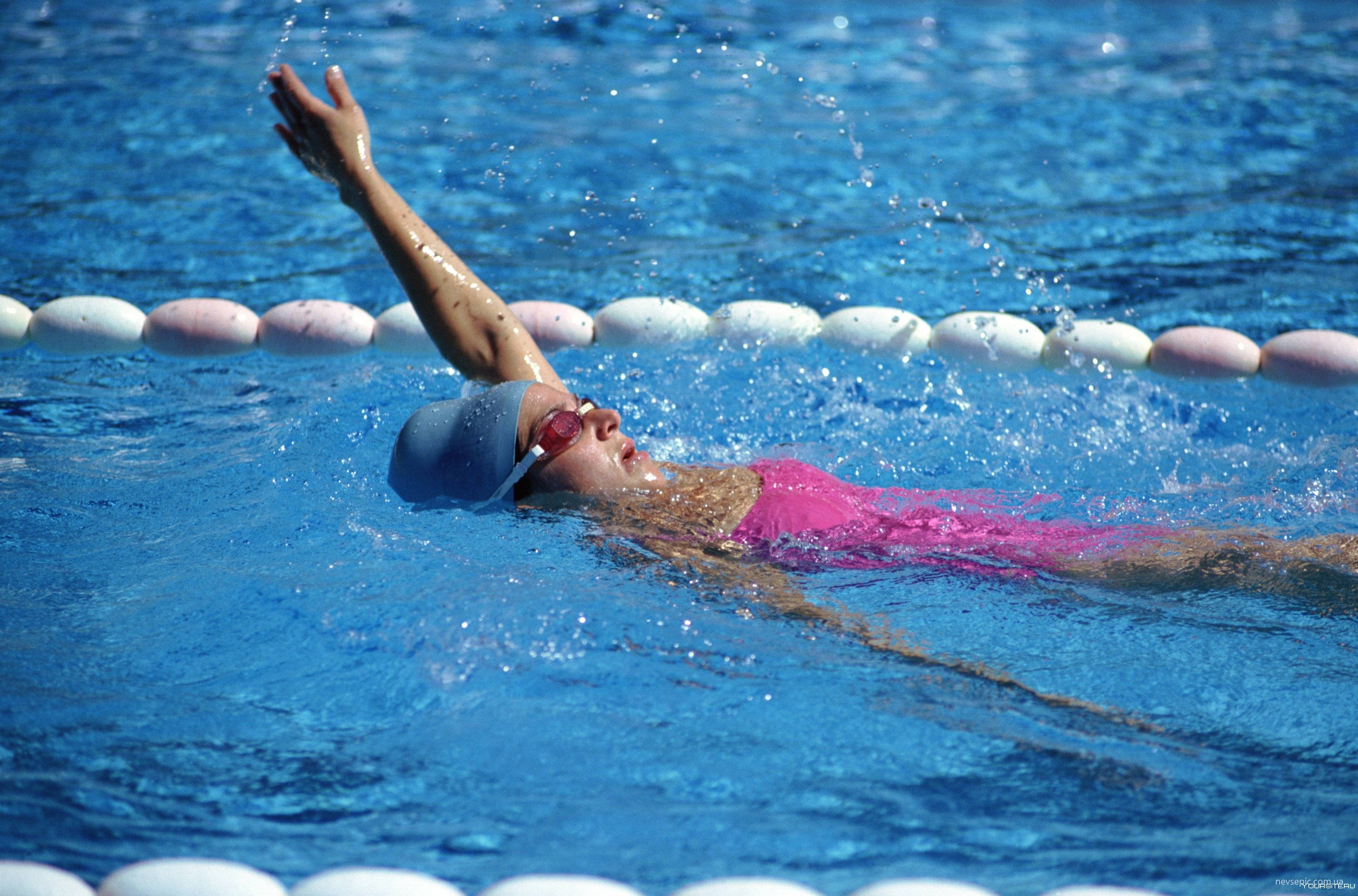 Плавание на спине: описание и виды, как правильно плавать этим стилем для позвоночника, а также нормативы, разряды, дистанция и правила соревнований