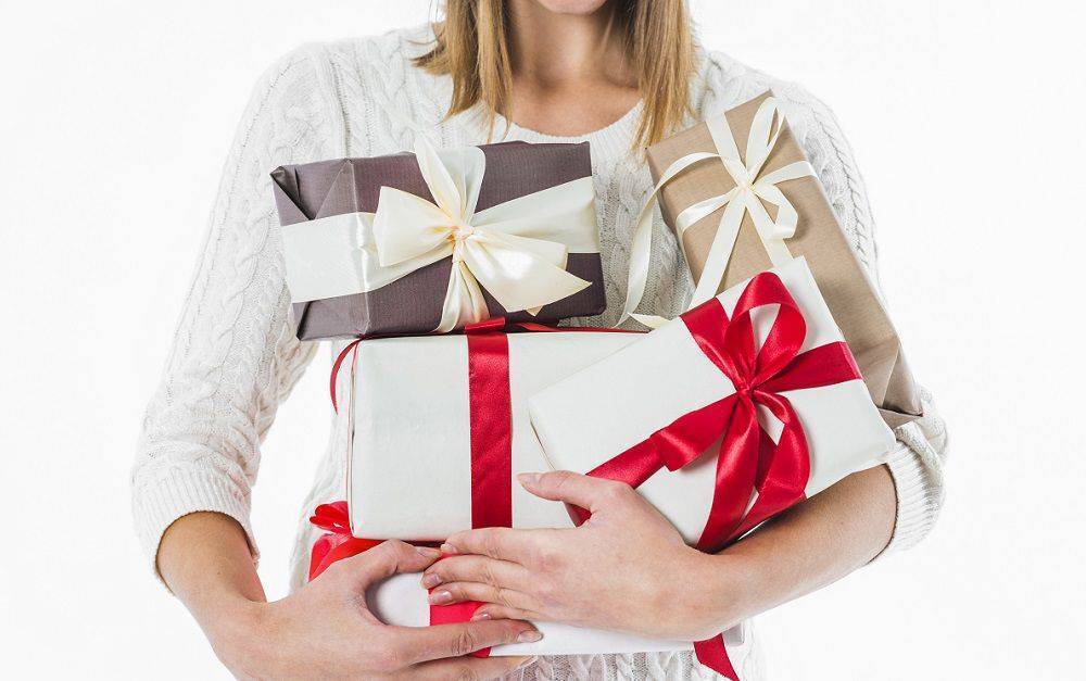 Должна ли дарить подарки женщина?. как потрошить мужчин