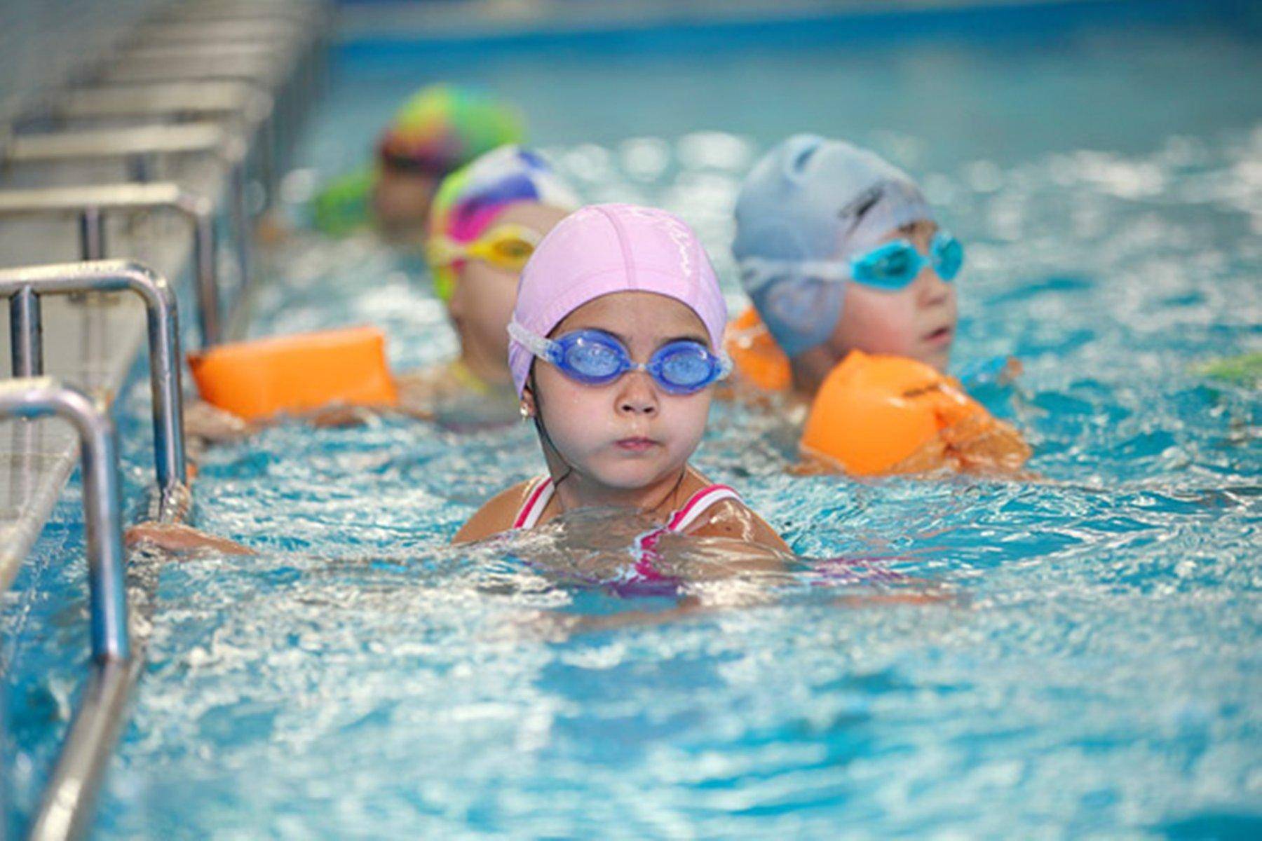 Как обучать ребенка плавать – занятия в бассейне, упражнения