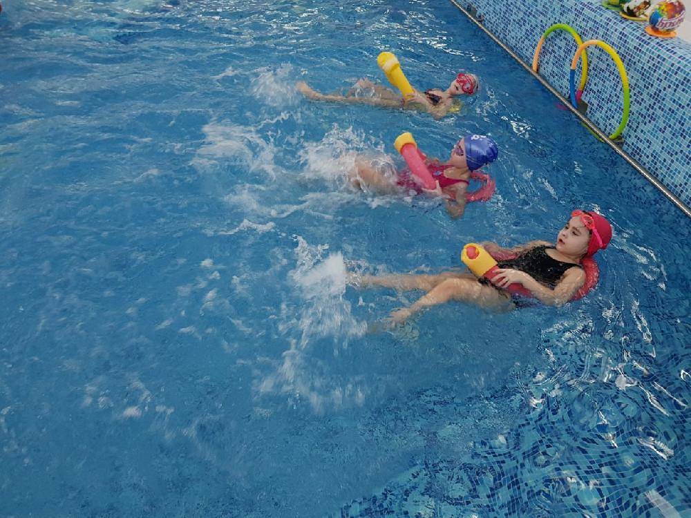 Как научить ребёнка плавать: эффективные методики и полезные советы - morevdome.com
