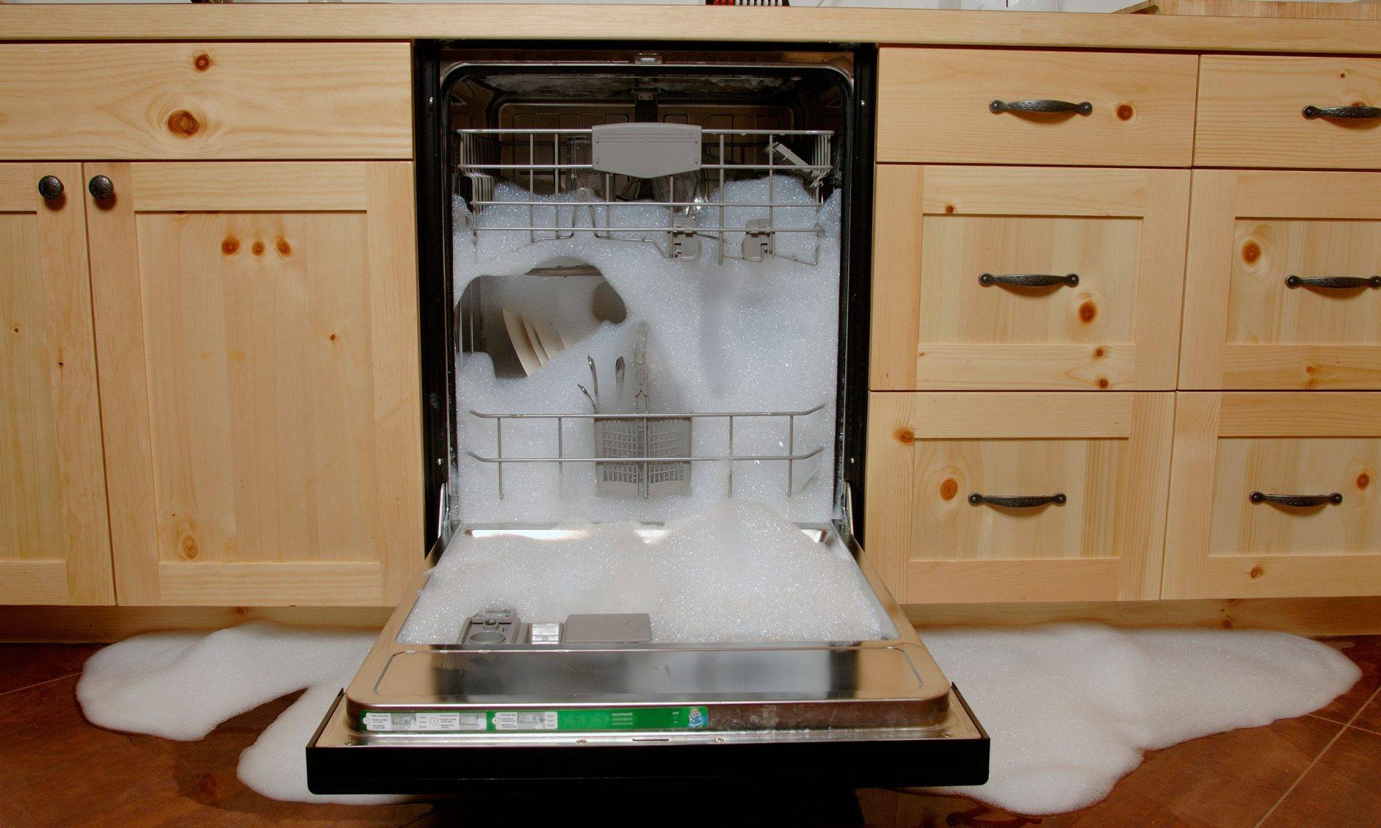 Почему посудомоечная машина плохо моет посуду — 4 вероятных причины