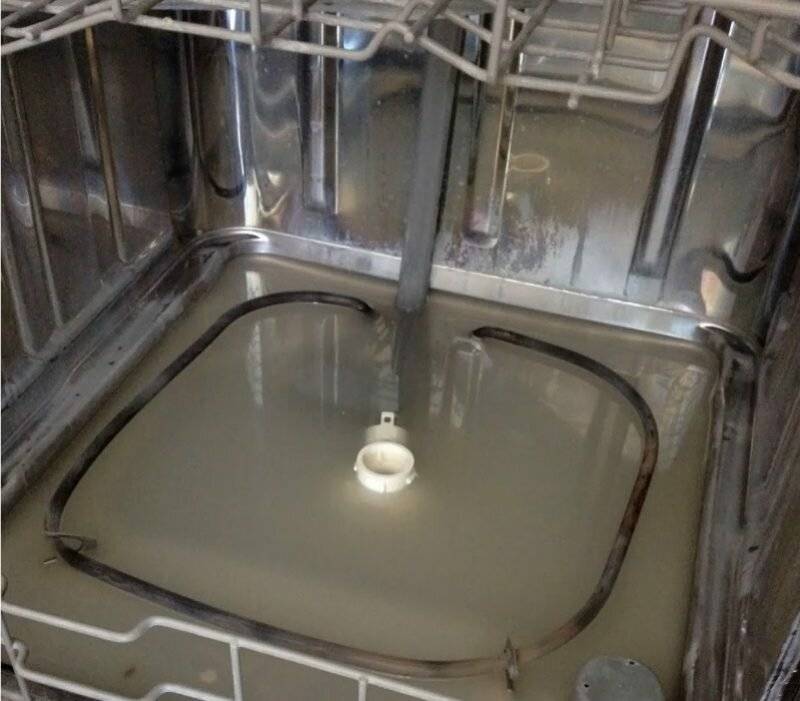 Почему в посудомоечной машине в отсеке для соли стоит вода?