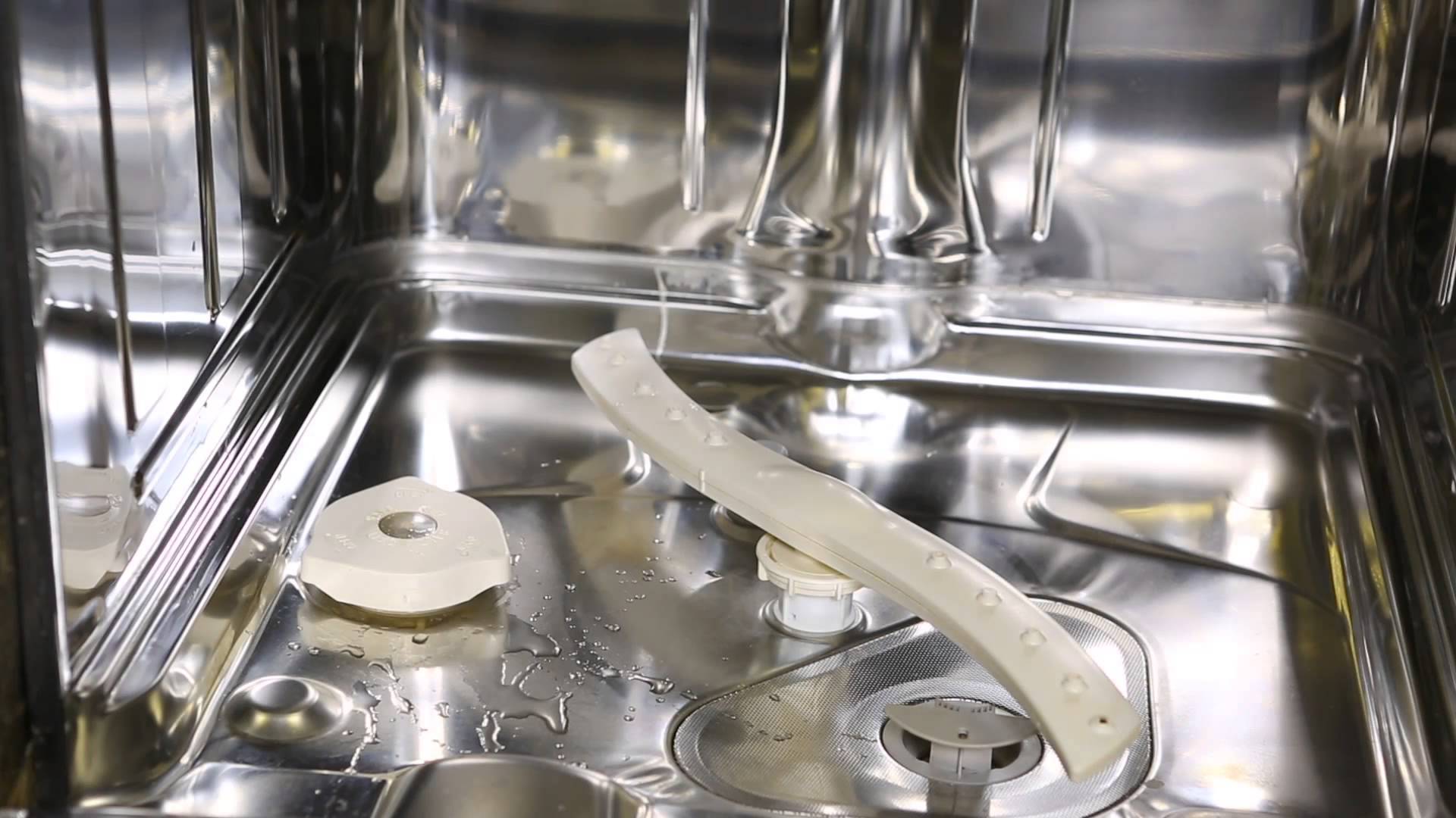 Почему течет посудомоечная машина снизу: в чем причина, как исправить?