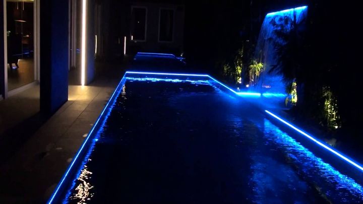 Освещение бассейна - 2 простых способа. светодиодная подсветка лентой и подводными светильниками.