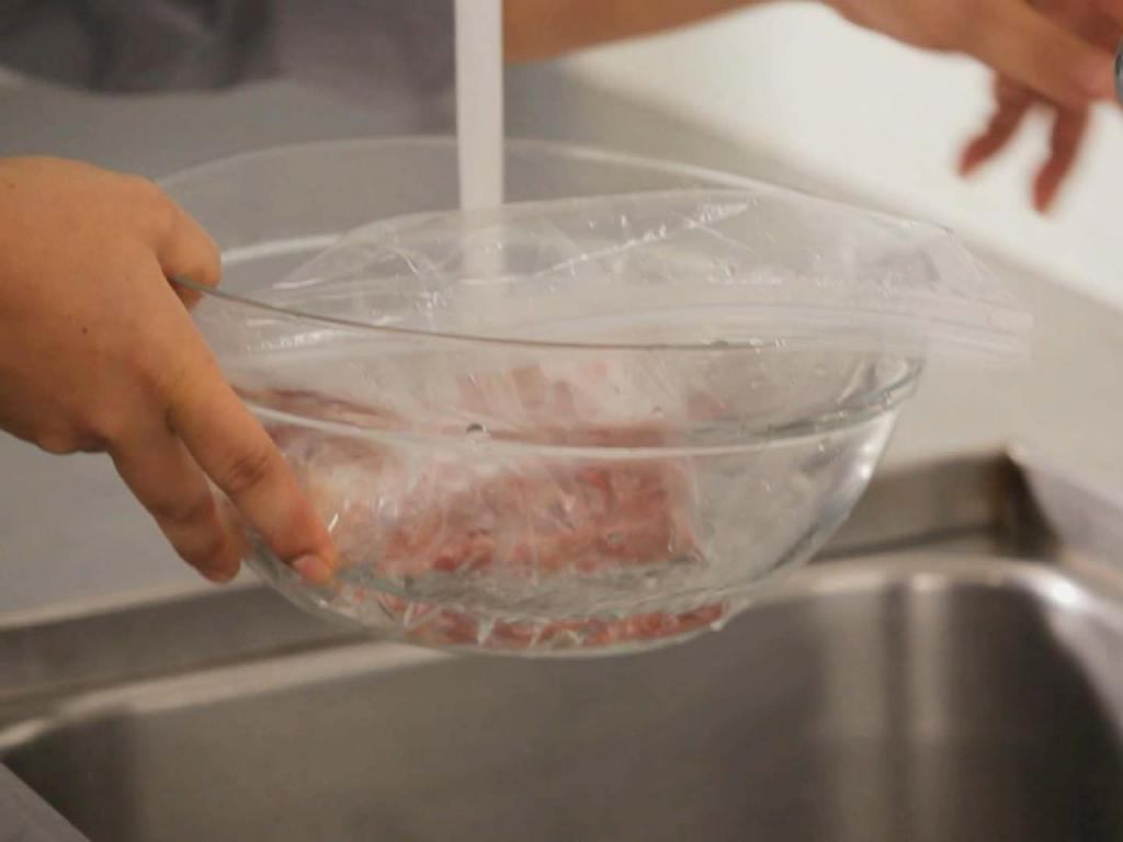 Как разморозить мясо: в холодильнике, в воде, в микроволновке или на пару + рекомендации для правильной разморозки