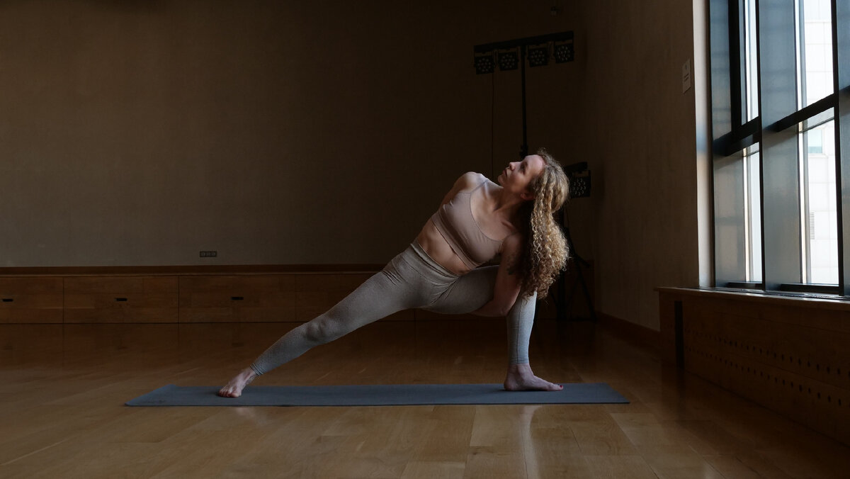 Вирабхадрасана (поза воина) в йоге: техника выполнения в трех вариациях и противопоказания (с фото и видео)