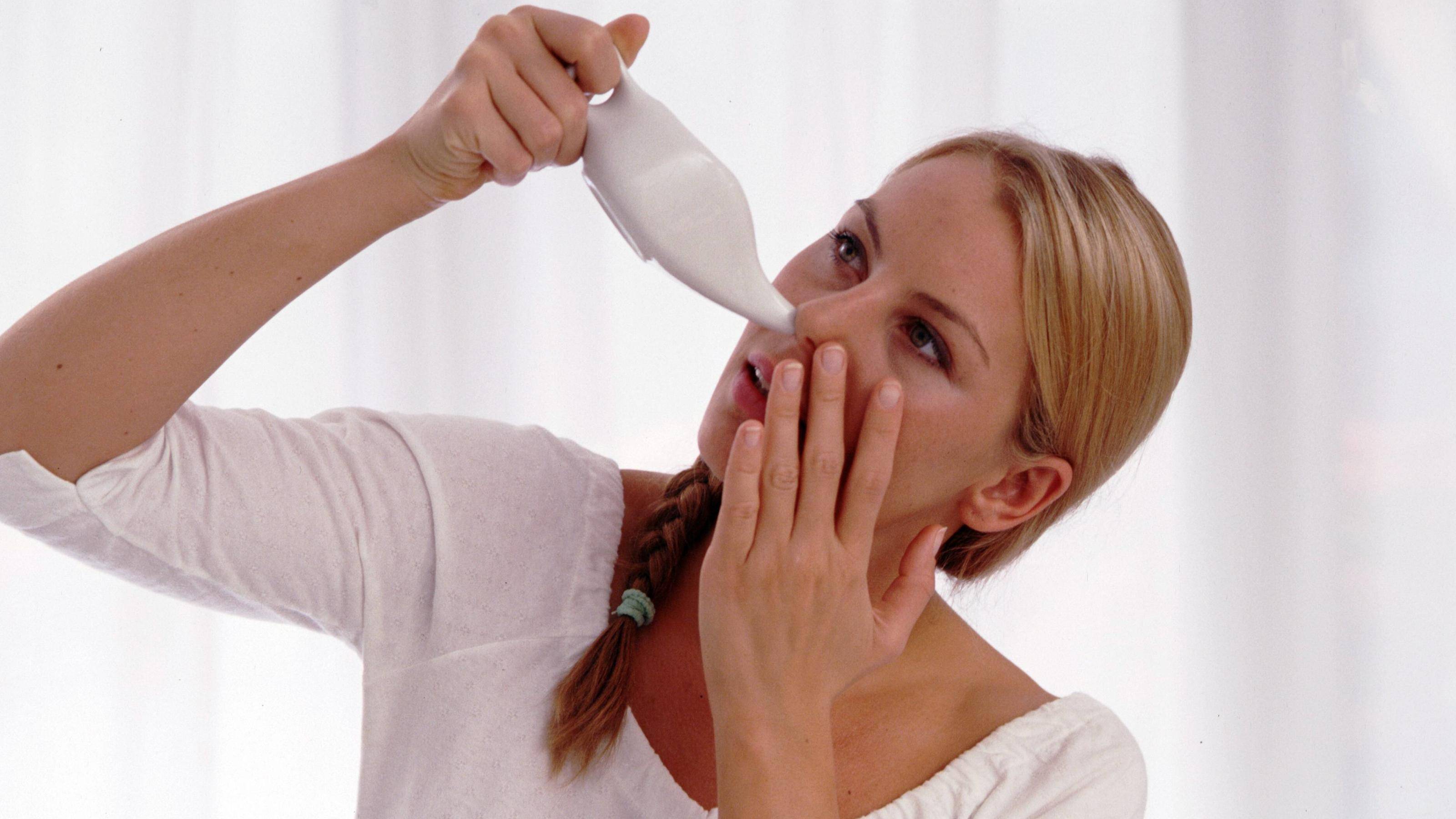 Вода для промывания носа в домашних условиях. Промывание носа. Промывать нос. Вода для промывания носа. Орошать нос.