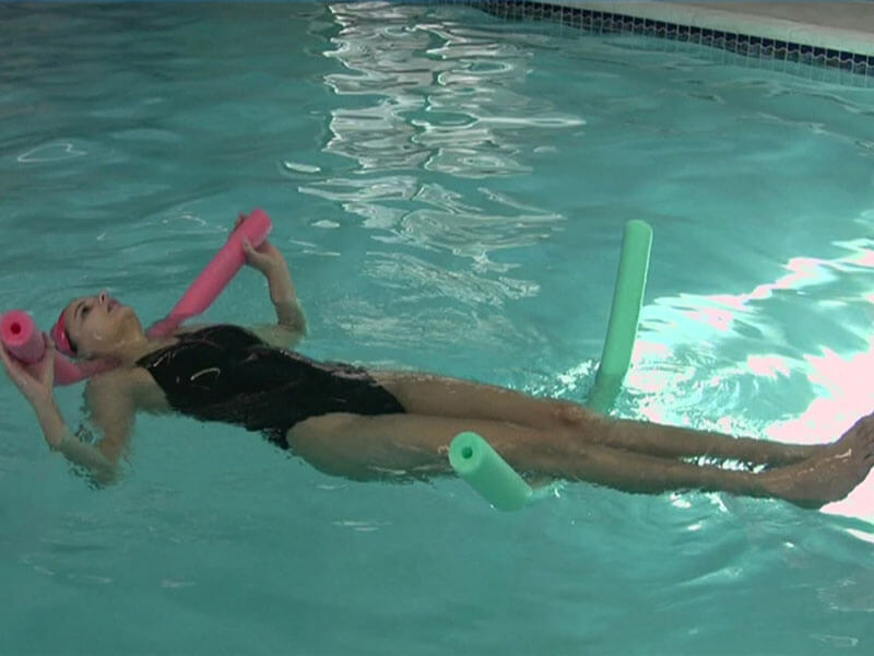 Плавание при шейном остеохондрозе: советы, противопоказания, комплекс упражнений