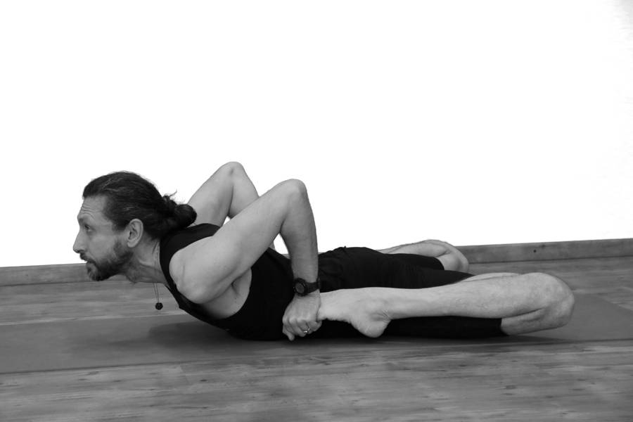 Бхекасана (ардха и супта): техника выполнения - pilates-yoga