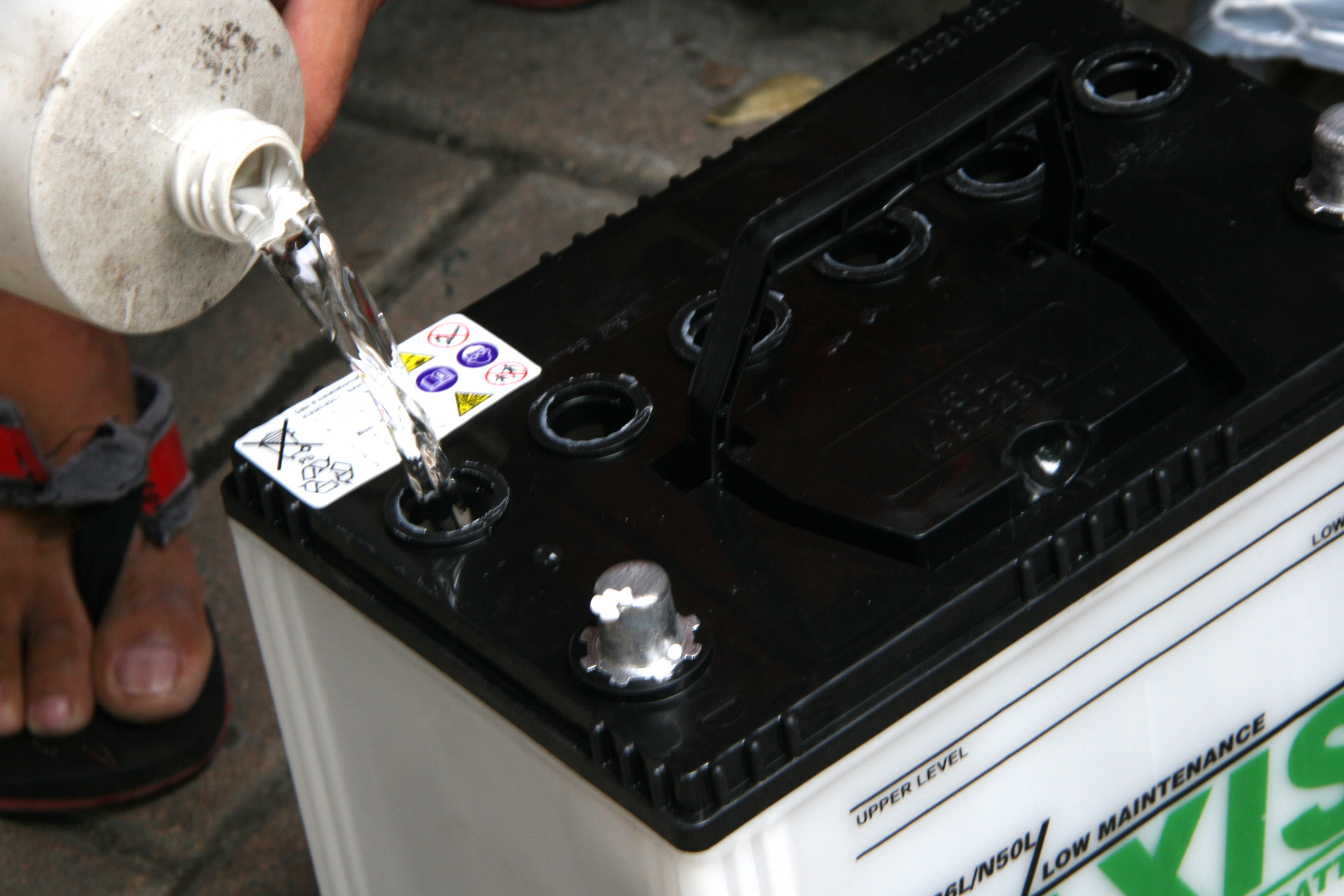 Можно ли залить воду в аккумулятор: дождевую, кипячёную или обычную