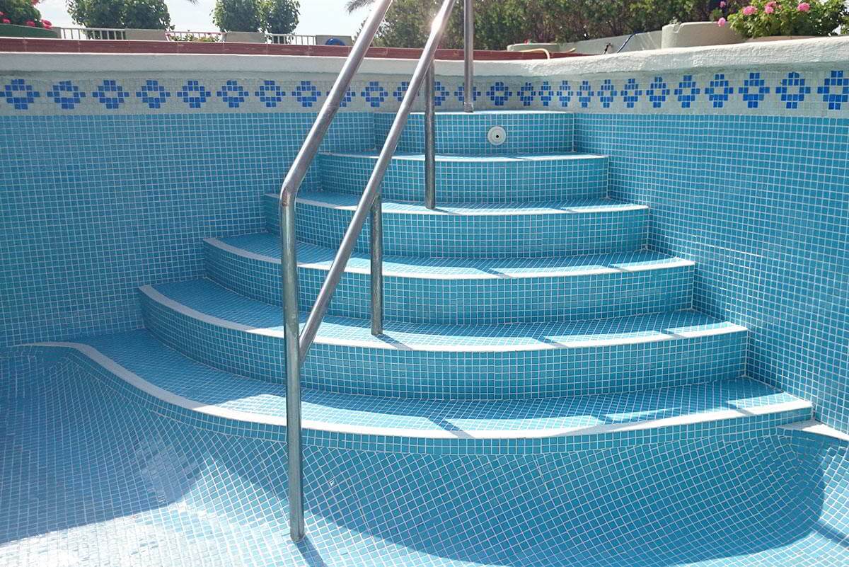 Лестницы для бассейна своими руками: как сделать для каркасного, надувного и др, фото