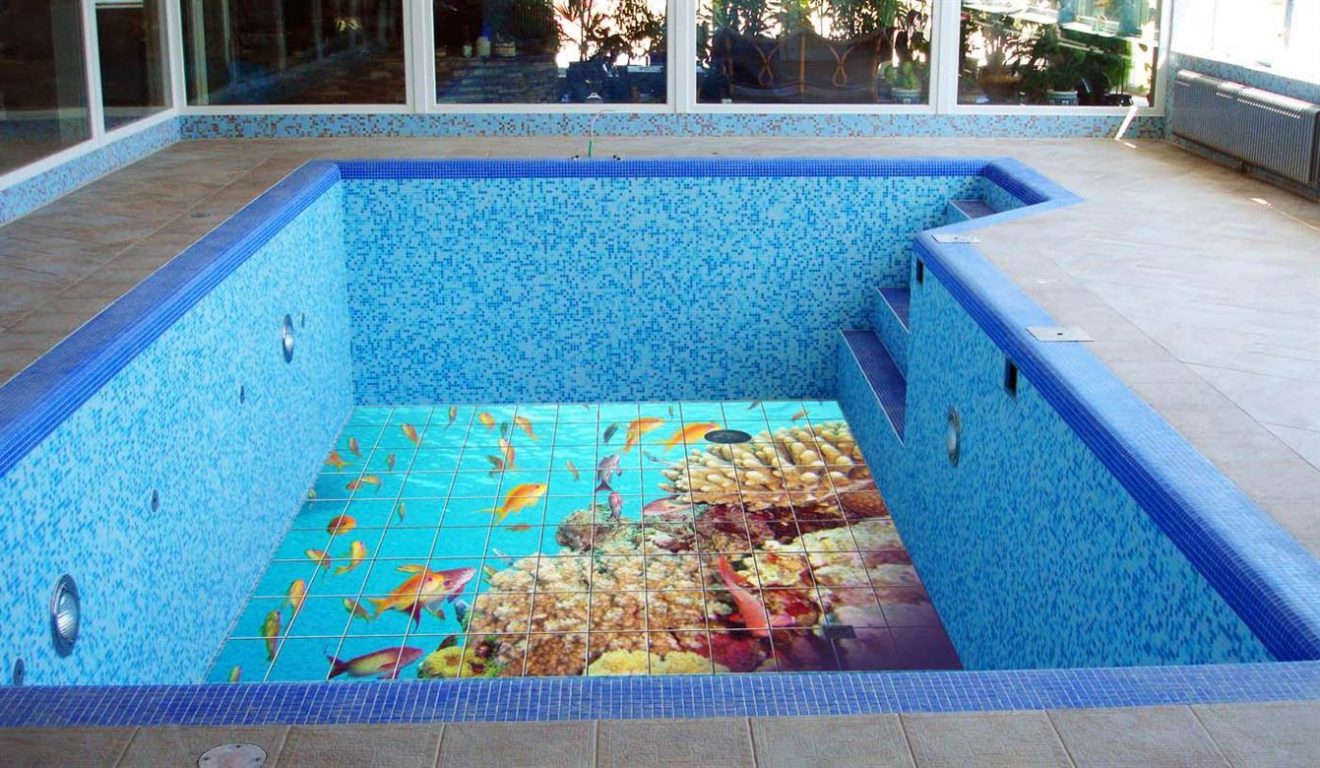 Маленький бетонный бассейн