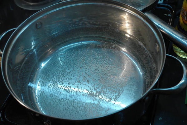 Почему в кипящей воде образуются пузыри пара?