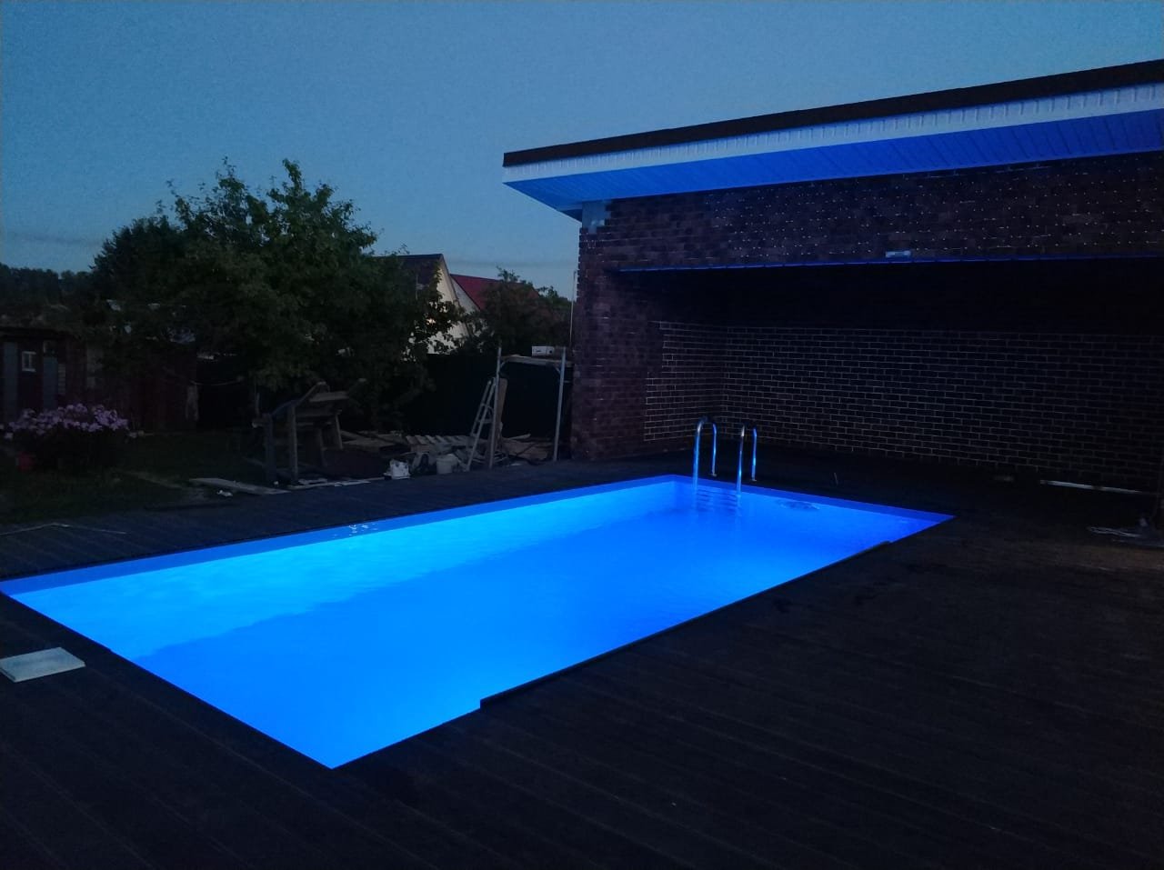 2 способа как сделать светодиодную подсветку в бассейне.