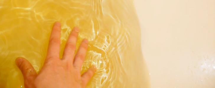 Вода со скважины желтеет – причины проблемы и как исправить ситуацию: инструкция +фото и видео