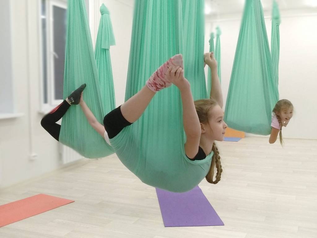 Воздушная йога в гамаках – чем полезна, упражнения для детей, беременных, похудения