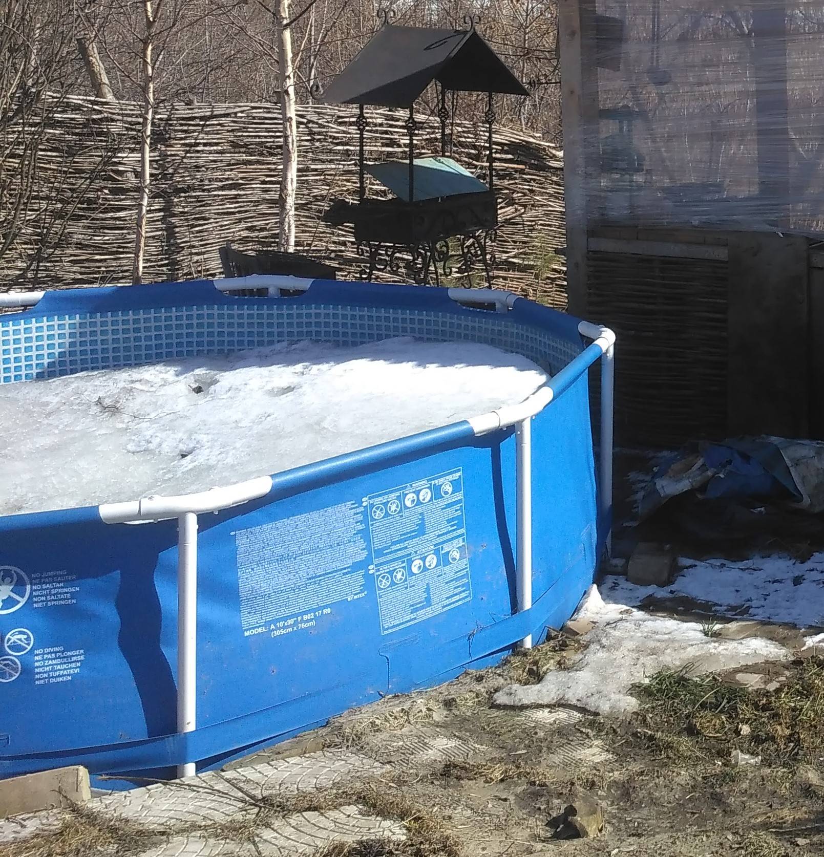 Зимовка каркасного бассейна с водой на улице. можно ли оставлять каркасный бассейн на зиму наполненным?