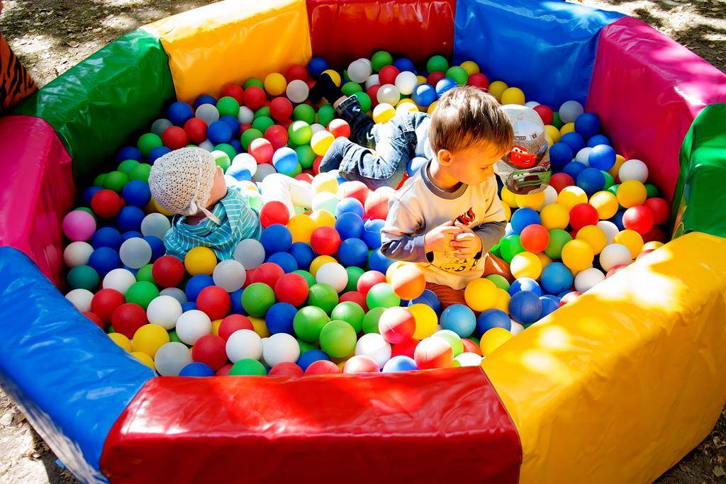 Надувной сухой бассейн с шариками для детей: как сделать детский сухой бассейн с шариками своими руками, правила использования дома - morevdome.com