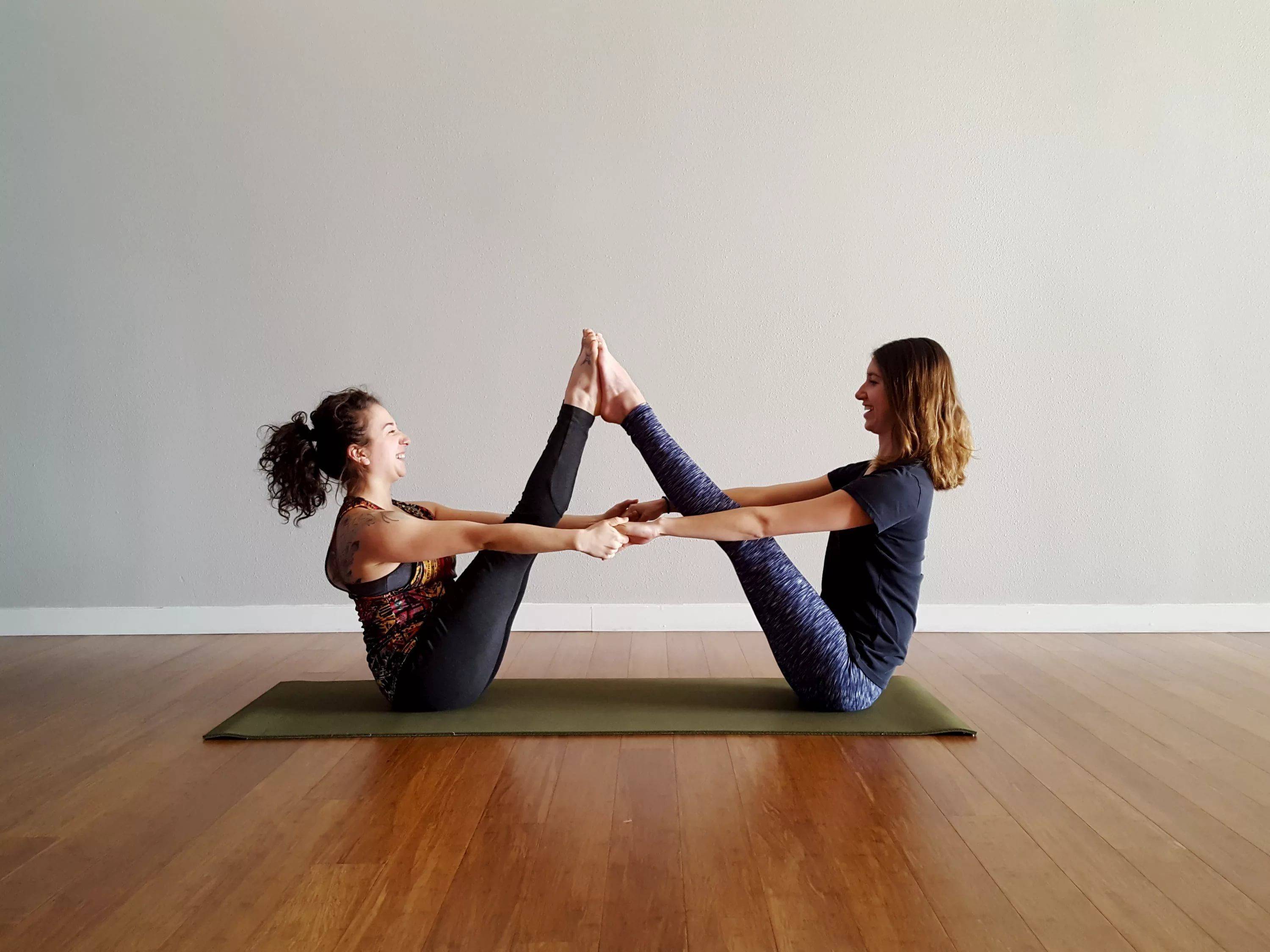 Позы йоги для двоих начинающих самые легкие для детей