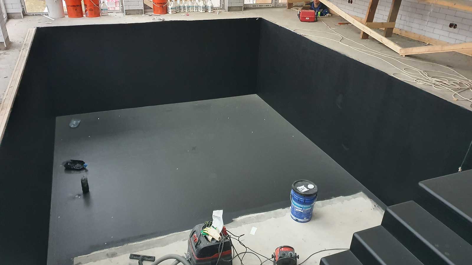 Чем покрасить бассейн из бетона внутри?