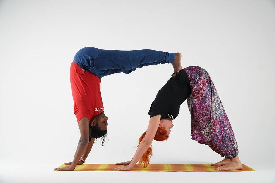 Йога челлендж для двоих: фото, легкие и сложные позы, видео