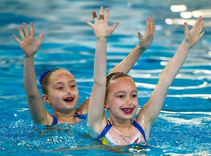 Синхронное плавание для девочек в олимпийском. синхронное плавание для детей. положительные стороны синхронного плавания