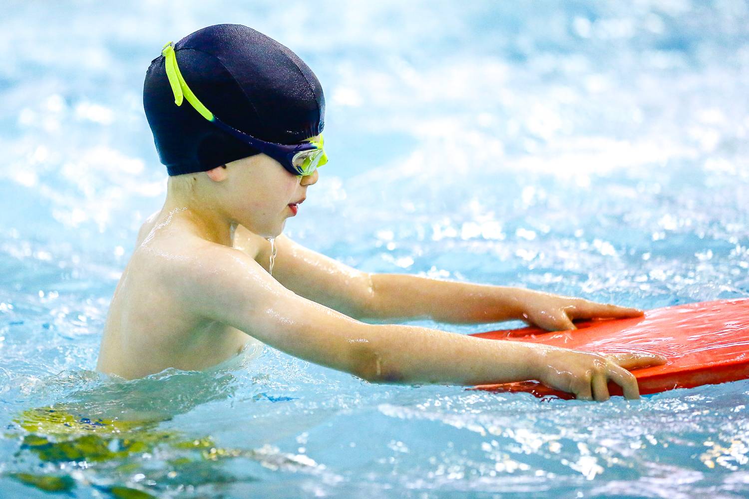 Как обучать ребенка плавать – занятия в бассейне, упражнения