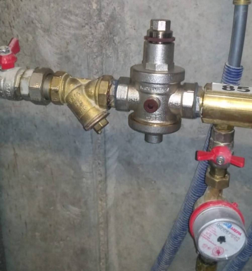 Регулируемый редуктор давления воды в системе водоснабжения и квартире