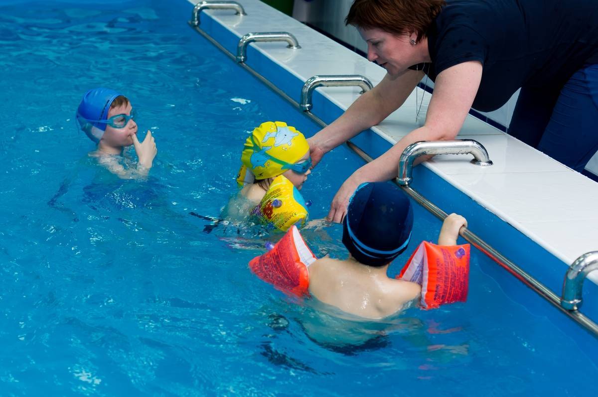 Как научить ребенка плавать: упражнения для детей и советы для родителей